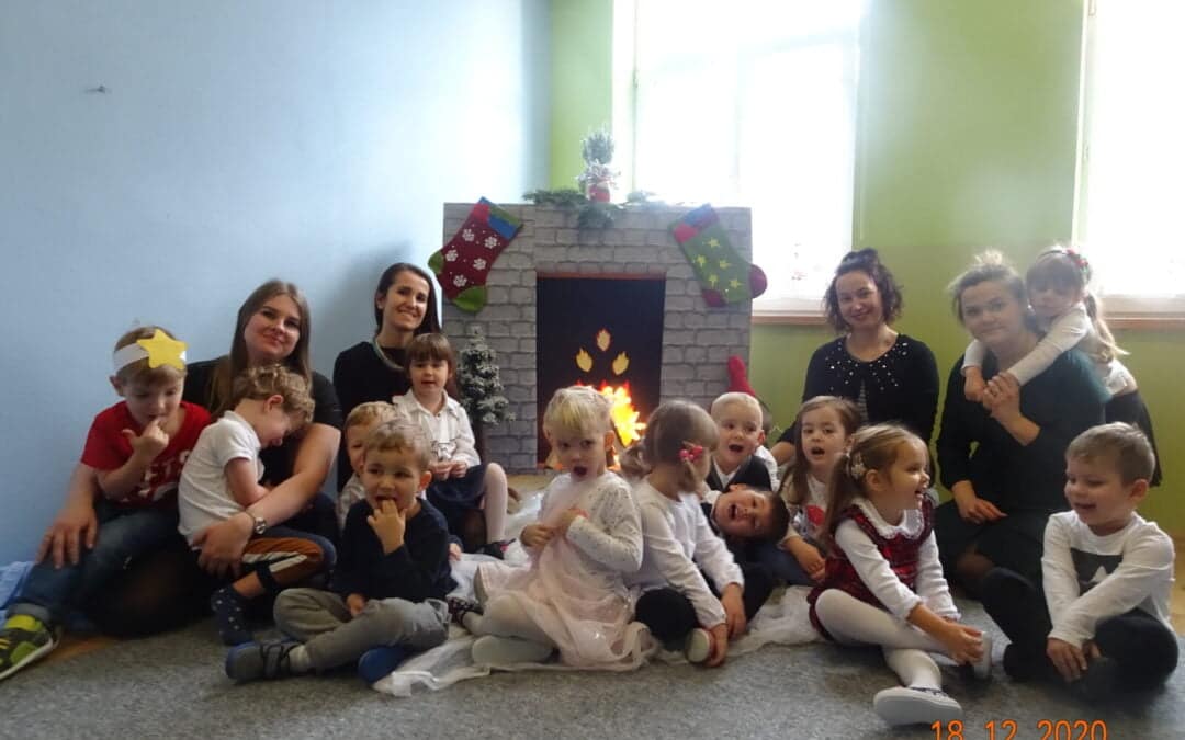 Z okazji Świąt Bożego Narodzenia Sówki składają życzenia miłości i wszelkiego dobra. Aby przy świątecznym stole nie zabrakło światła i ciepła rodzinnej atmosfery, aby Nowy Rok niósł ze sobą szczęście, pomyślność :-)
