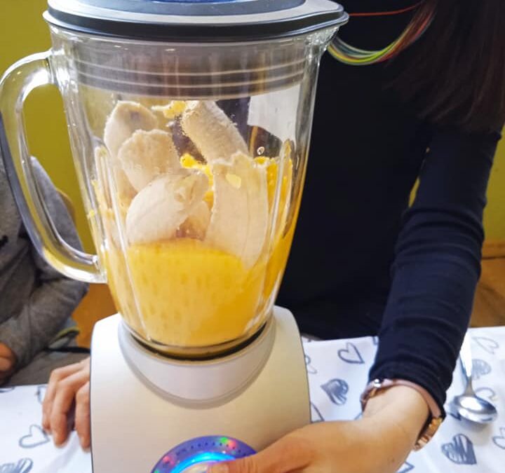 Cykl zajęć dydaktycznych o zdrowiu dobiega końca. Uczyliśmy się jak wybierać w sklepie zdrowe produkty. Ćwiczyliśmy przy tym przeliczenie pieniążków, a także doskonaliliśmy analizę sylabową wyrazów. Na zakończenie czekała nas pyszna i zdrowa niespodzianka – koktajl. Było smacznie, zdrowo i wesoło 🙂🥭 🍌🥬