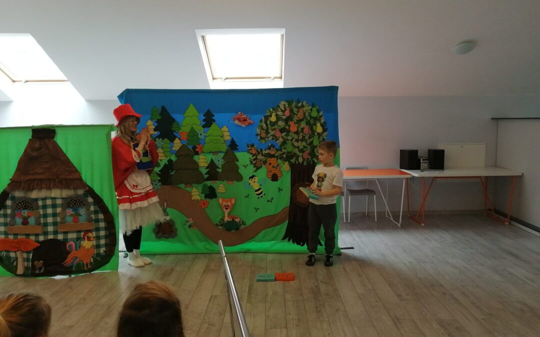 Teatrzyk pt.” Czerwony Kapturek pędzi na ratunek”