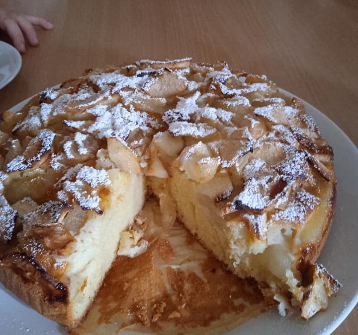 Zdrowo Piątkowo! Dziś warsztaty ,, Zakręcone owoce” – liczymy, segregujemy, zgadujemy, smakujemy🍎🍌🍊🥧mniam!!!